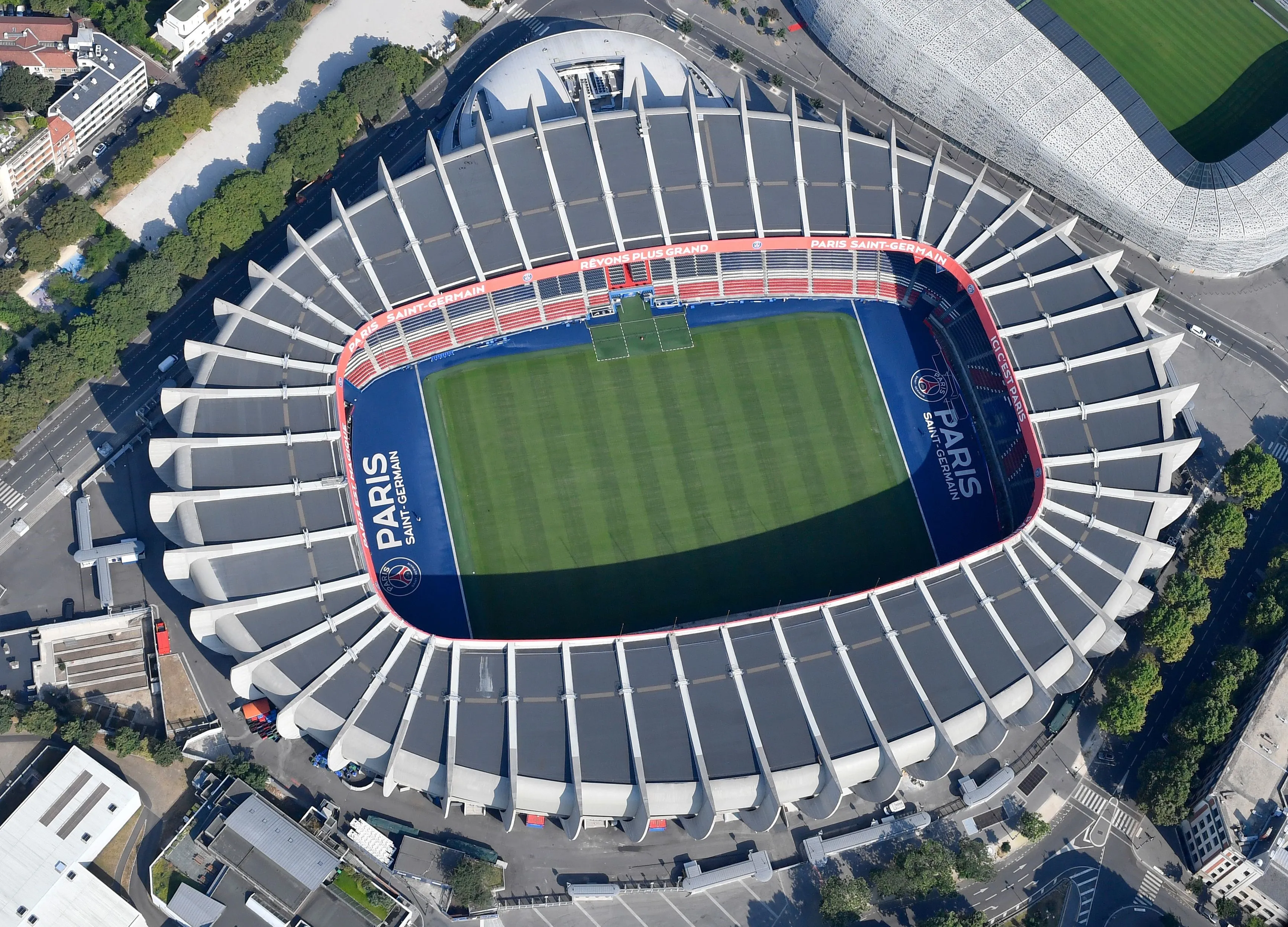 Parc Des Princes Exterieur : Parc Des Princes Ou Old Trafford Velodrome Ou Dortmund Votez Pour Le Stade De Foot Ultime Eurosport