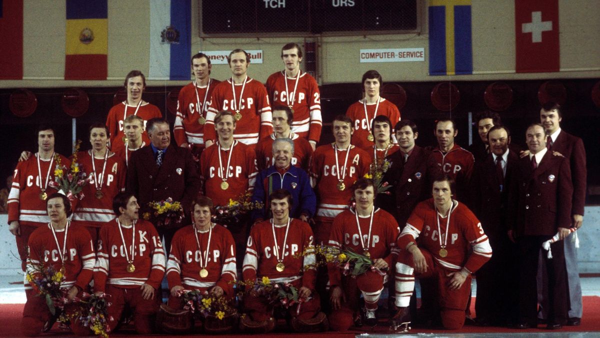 Сборная СССР – победитель Олимпиады-1976. Борис Александров – крайний слева нижнем ряду