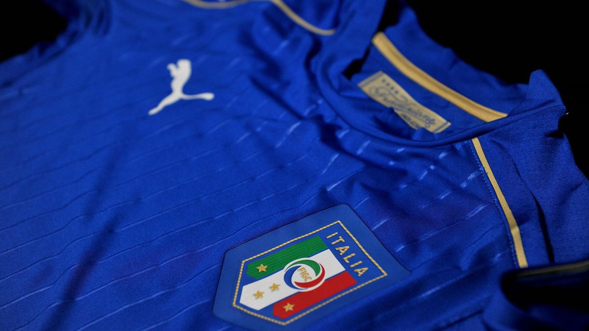 Presentata la nuova maglia dell'Italia per gli Europei ...