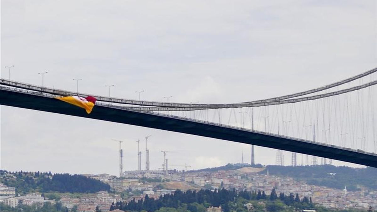 Galatasaray Bayragi Bogaza Asildi Super Lig 2014 2015 Futbol Eurosport