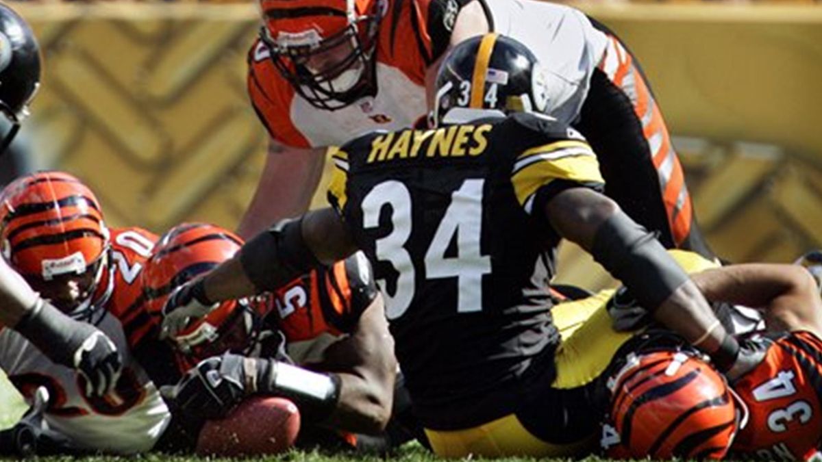 Bengals pull out bizarre win, hold on to AFC North