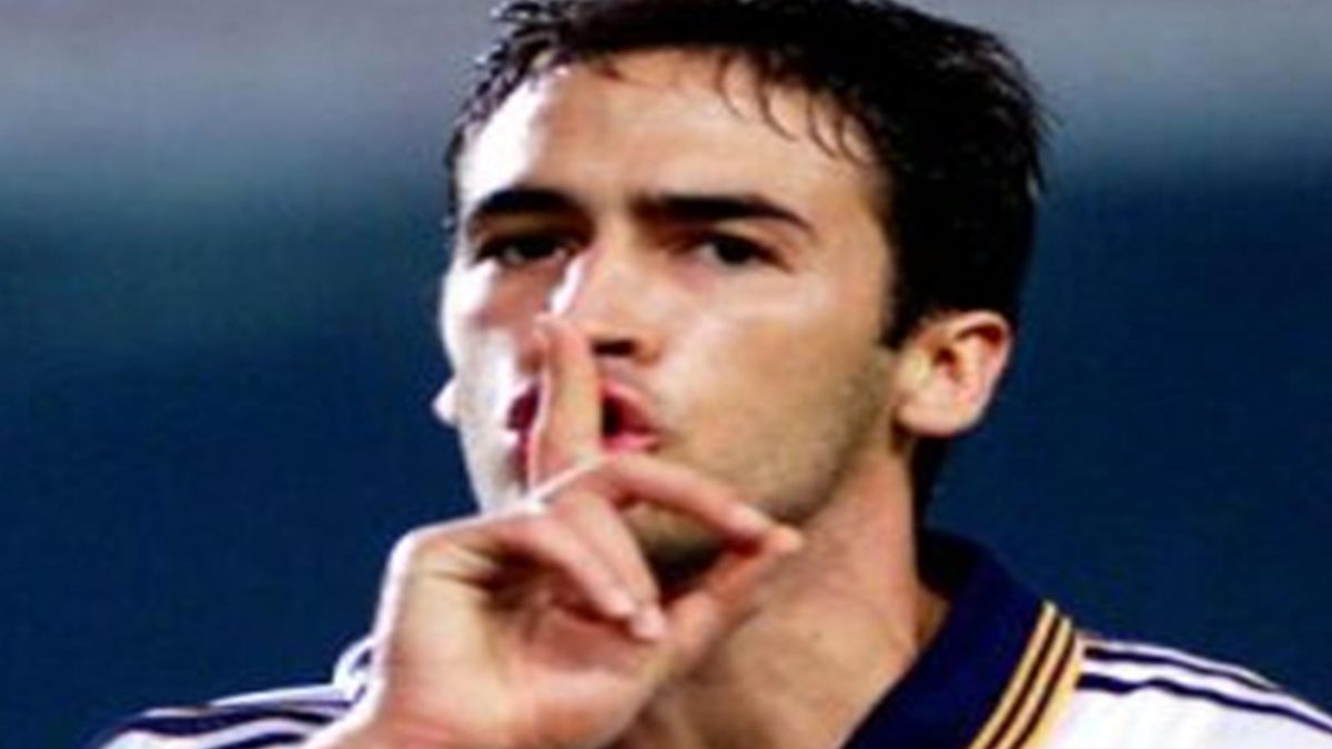 Raúl mandando callar al Camp Nou