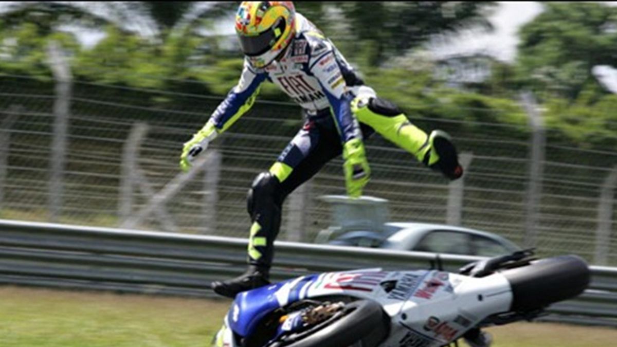 Rossi crashes on return -