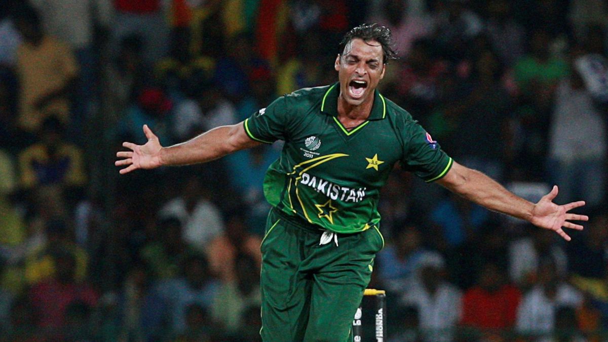 Pakistan's Shoaib Akhtar celebrates after he bowled Sri Lanka's Mahela Jayawardene during their ICC Cricket World Cup group A match in Colombo