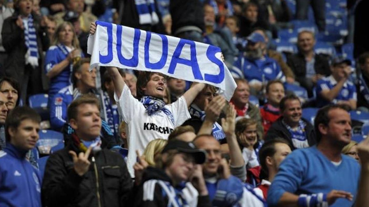 lede efter realistisk fødsel Schalke fans banned from taking flags, banners to derby - Eurosport