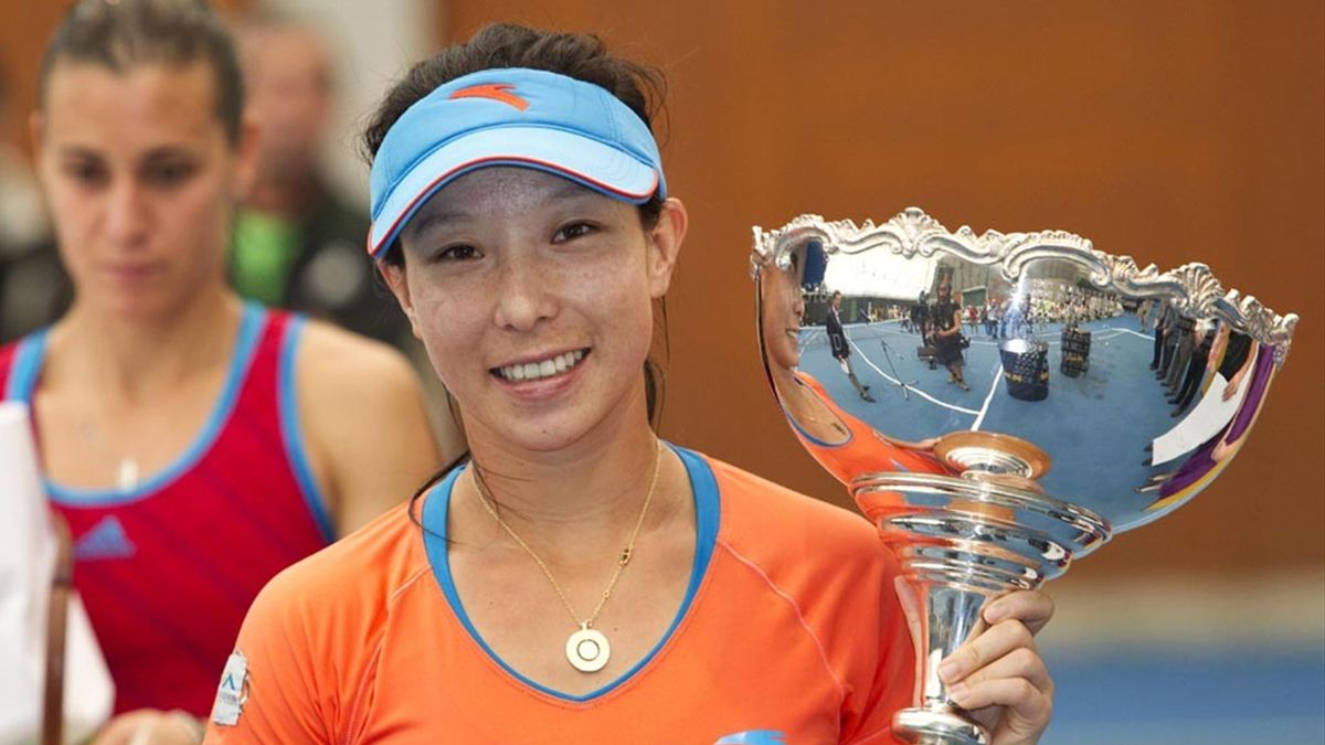 2012 TENNIS China's Zheng Jie holds the trophy after beating Italy's Flavia Pennetta (L) during the singles final of the ASB Classic international tennis tournament in Auckland