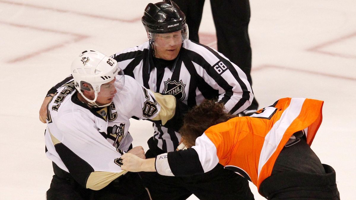 Pittsburgh Penguins' Sidney Crosby (L) fights with Philadelphia Flyers' Claude Giroux (R)