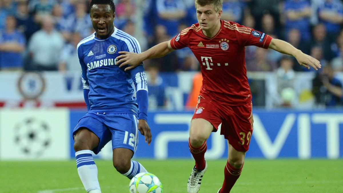Bayern Munich's German midfielder Toni Kroos (R) and Chelsea's Nigerian midfielder John Obi Mikel vie for the ball during the UEFA Champions League final football match between FC Bayern Muenchen and Chelsea FC on May 19, 2012 at the Fussball Arena stadiu