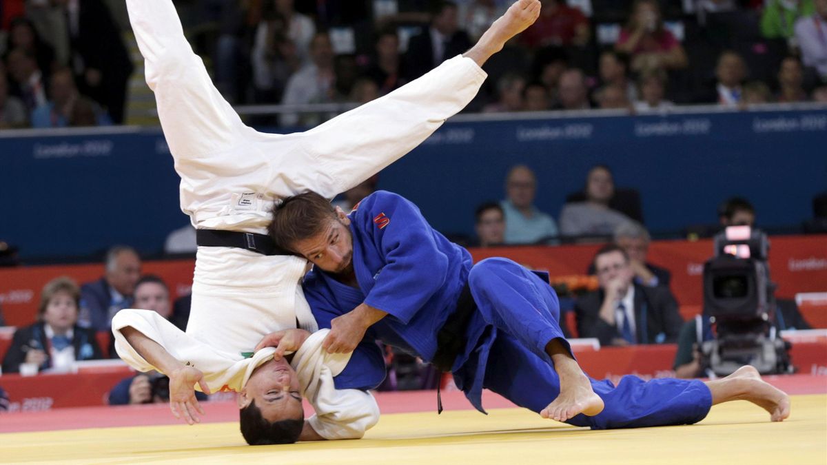 Brazil's Felipe Kitadai fights with Italy's Elio Verde (blue) during their men's -60kg bronze medal A judo match, at the London 2012 Olympic Games