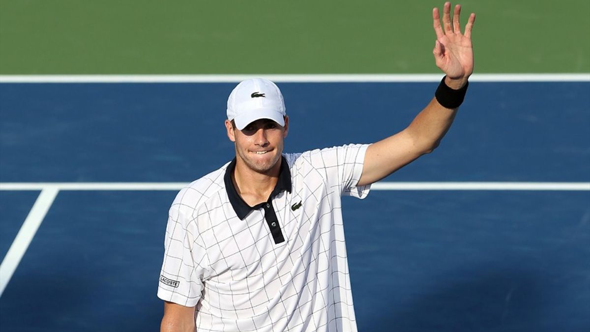 Isner moves into final