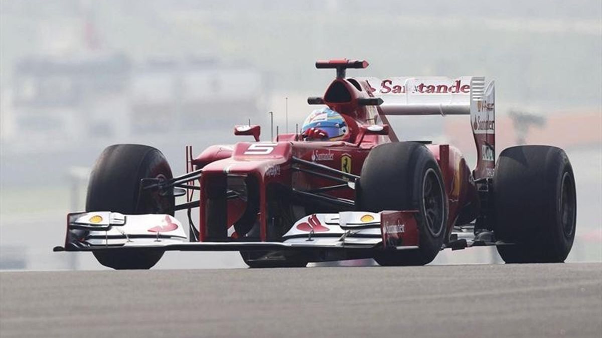 Fernando Alonso a los mandos de su Ferrari en el GP de India 2012