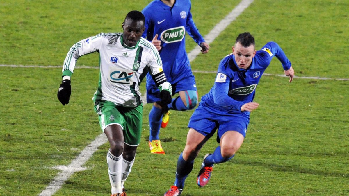 Saint-Etienne's French midfielder Josuha Guilavogui (L) vies with Meaux's Raphael Lacaille (R)