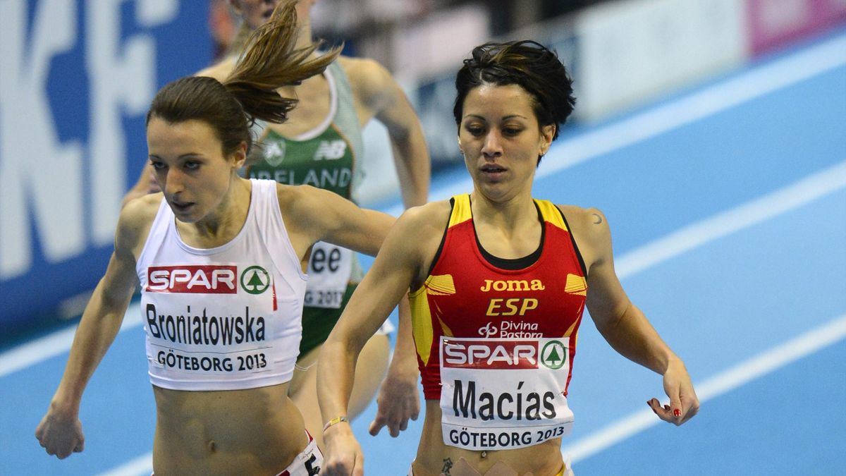 Isabel Macias cruza la línea de meta. 