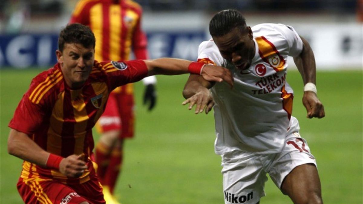 Galatasaray Kayserispor maçında Didier Drogba rakibiye ikili mücadelede