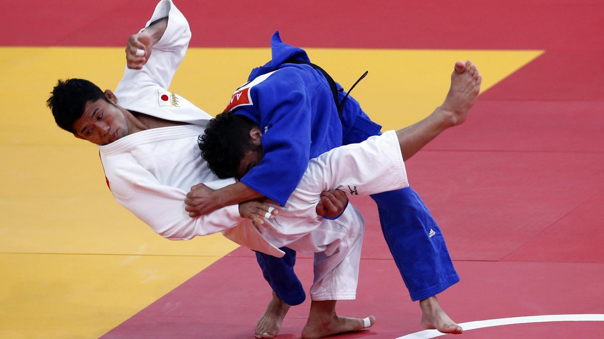 Japan's Hiroaki Hiraoka fights with Britain's Ashley Mckenzie (blue) during their men's -60kg elimination round of 32 judo match, at the London 2012 Olympic Games (Reuters)