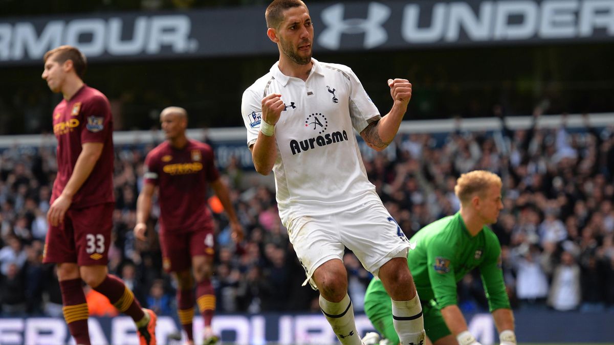 Tottenham Hotspur's Clint Dempsey (second right) celebrates with