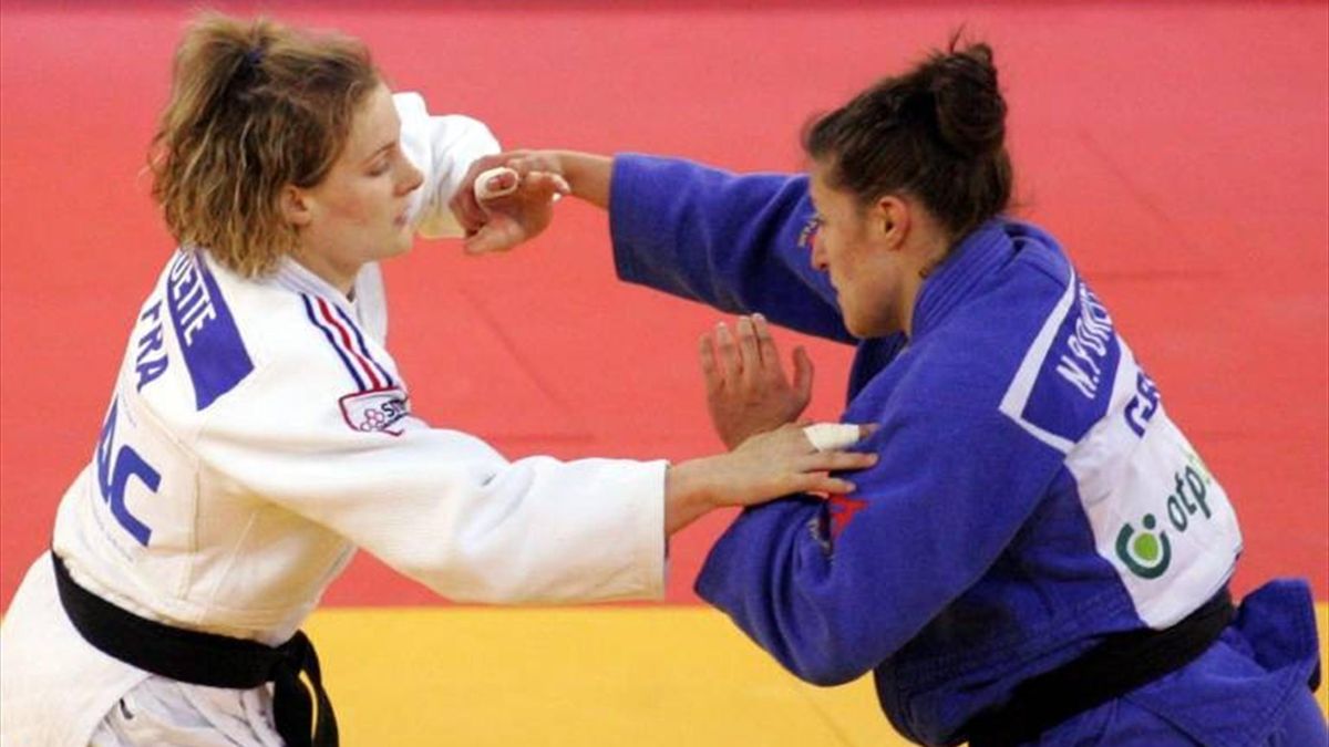 Natalie Powell (right, in blue) fights at the European Championships