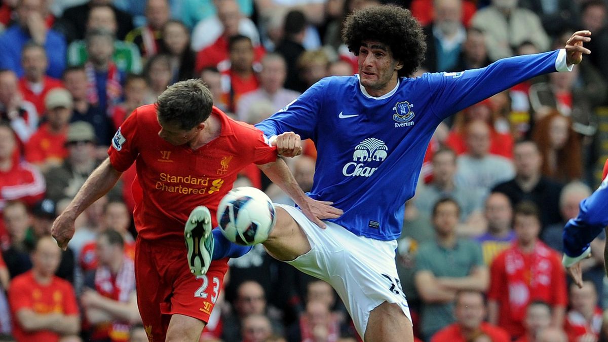Jamie Carragher (Liverpool) und Marouane Fellaini (Everton) im Zweikampf