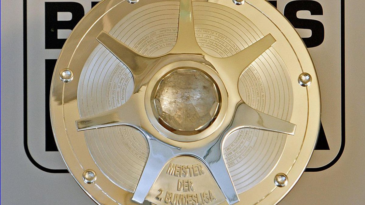 Rettig Und Strutz Uberreichen Die Meisterschale Eurosport