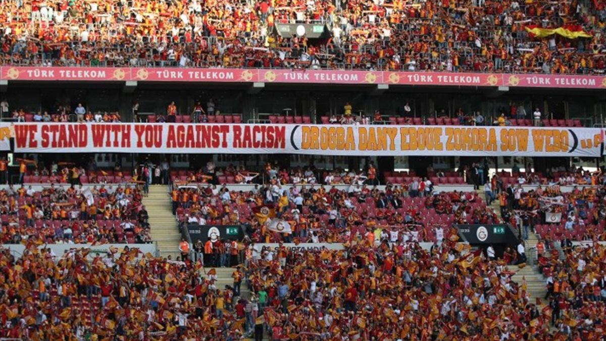 Super Lig Galatasaray Tribununde Irkcilik Karsiti Pankart Eurosport