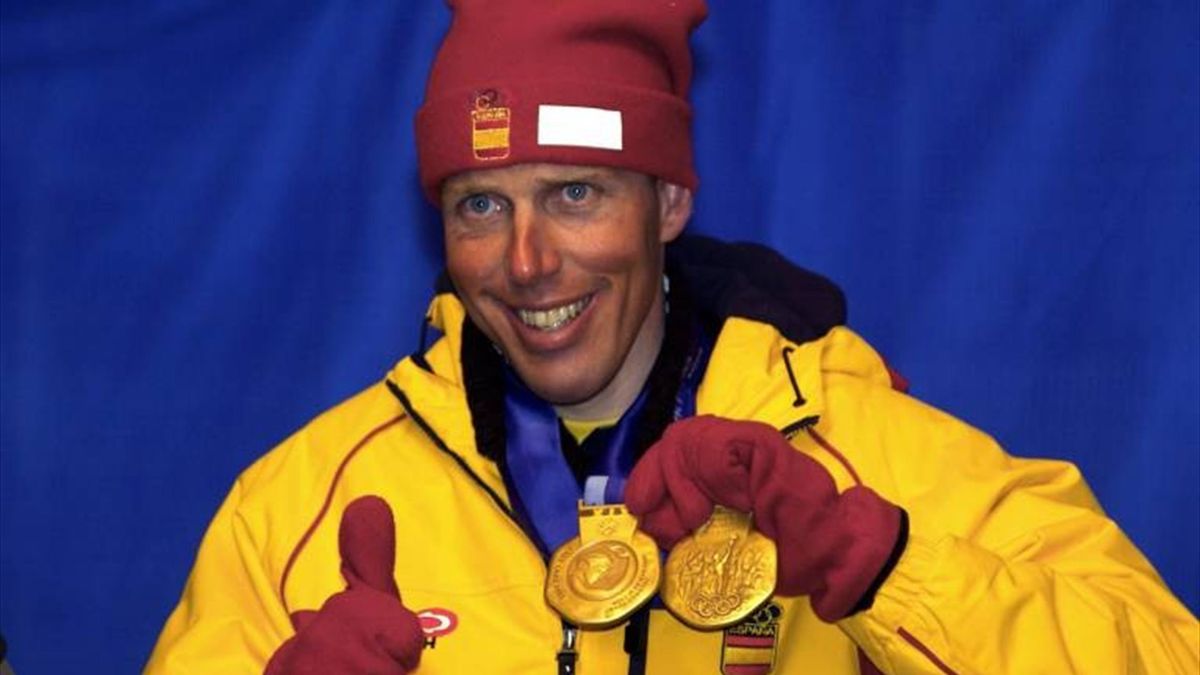 Johann Muehlegg posa con dos de sus medallas en Salt Lake City