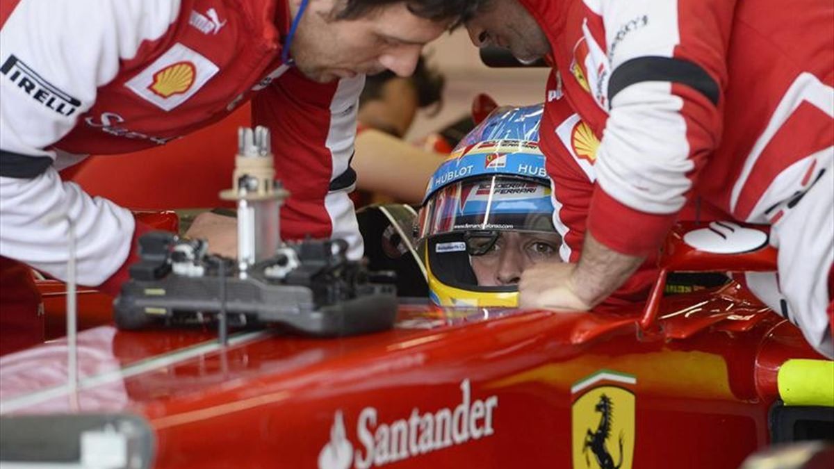 Alonso, en el box de Ferrari 