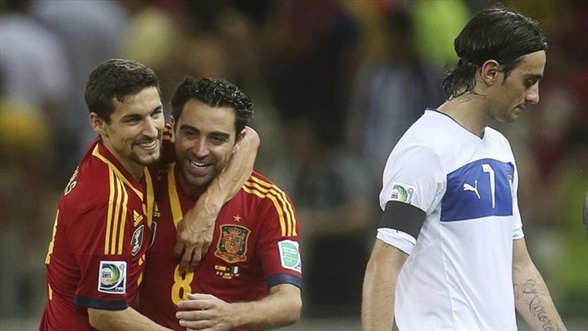 Navas y Xavi se abrazan tras ganar a Italia en los penaltis