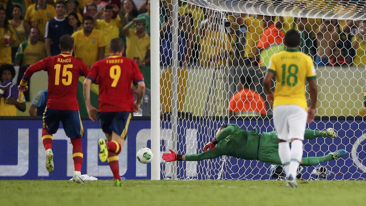 Sergio Ramos İspanya-Brezilya maçında penaltı kaçırıyor