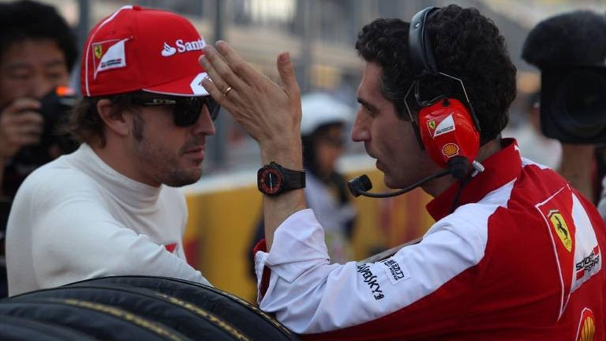 Fernando Alonso, con su ingeniero 