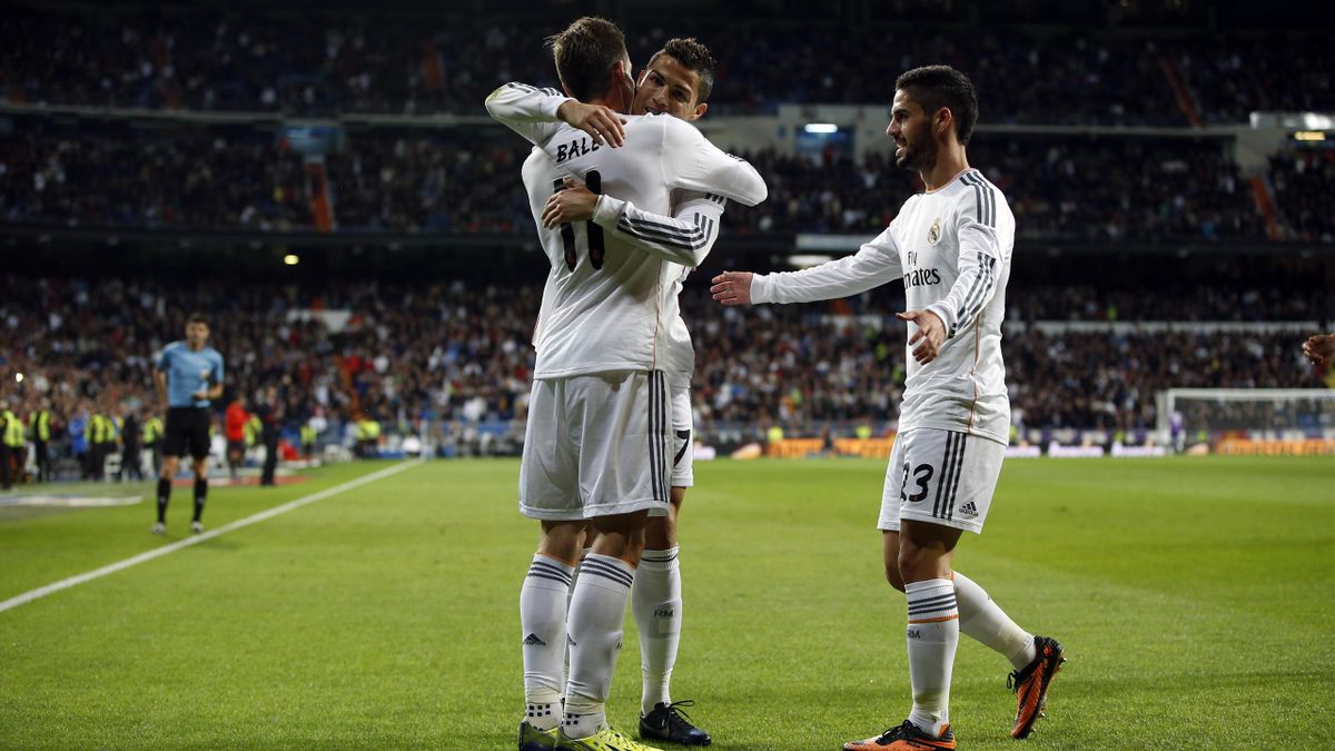 Real Madrid's Gareth Bale (L) celebrates scoring against Sevilla with teammates Cristiano Ronaldo and Isco (Reuters)