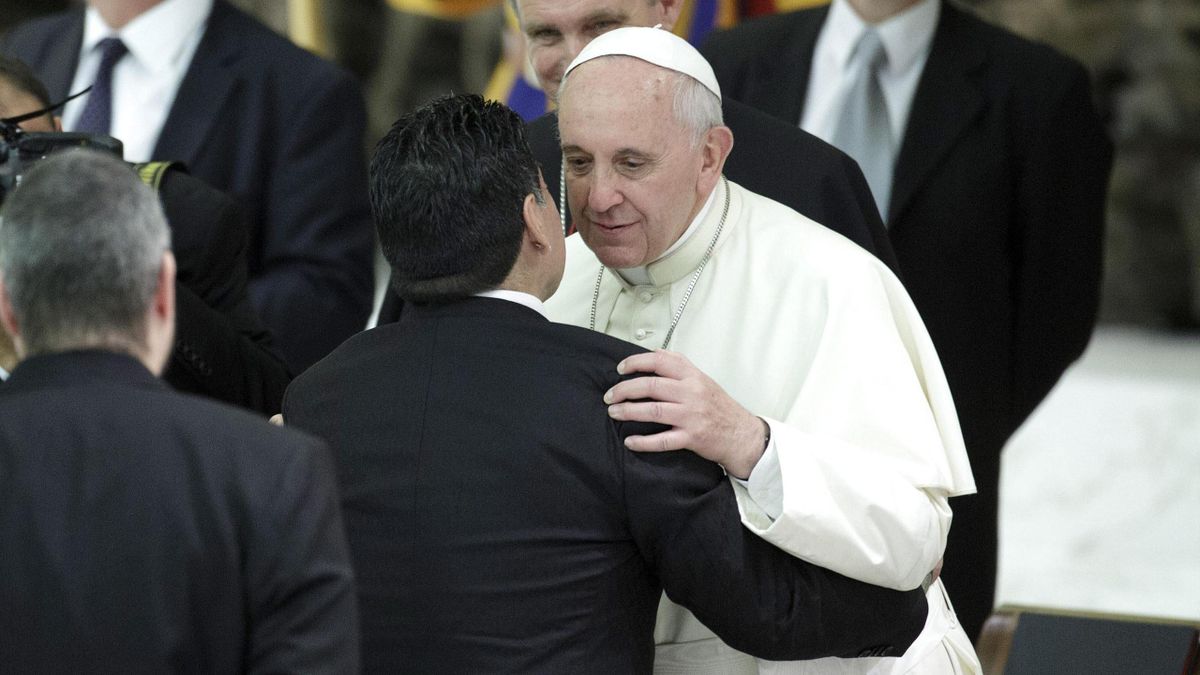 Abrazo entre el Papa Francisco y Maradona 