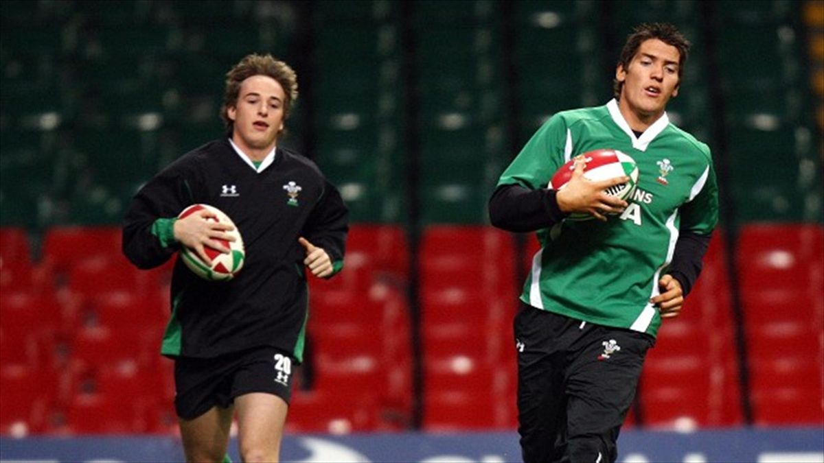Martin Roberts (left) helped Ospreys to victory over Connacht.