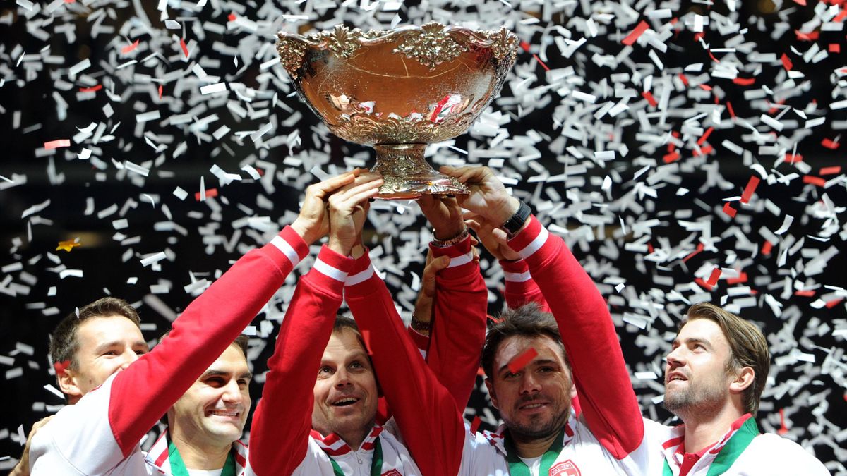 Un dos et un bras en vrac, des sourires et des larmes : la finale France - Suisse en 17 clichés