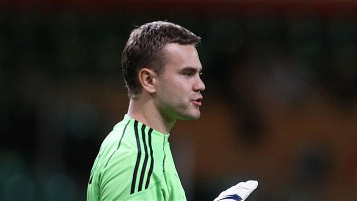 Russia's Akinfeev struck by flare - Eurosport