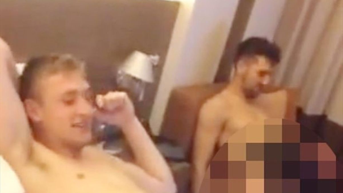 Pillados en una orgía con tintes racistas - Eurosport