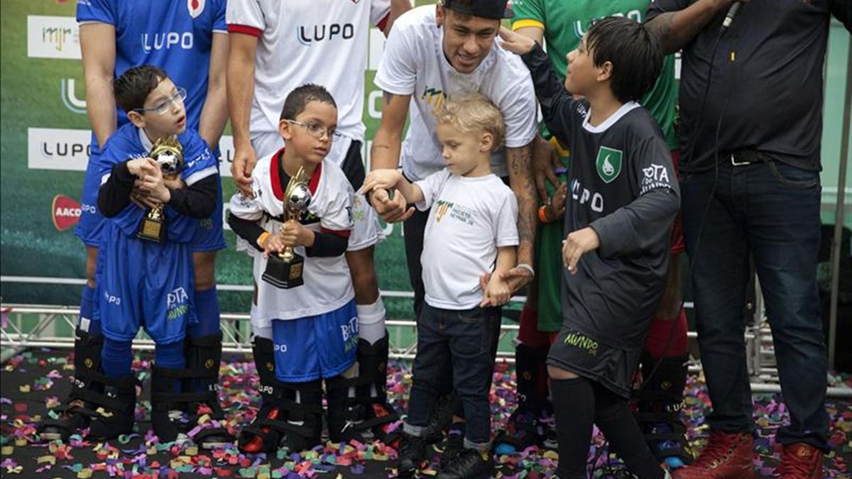 Leer carrera miembro Neymar "se calza" las botas para ayudar a los niños discapacitados -  Eurosport
