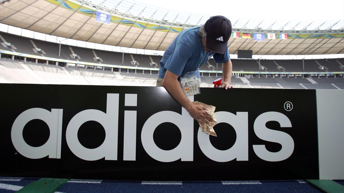 Scheiden verwerken Overweldigen Scandale : Adidas évoque pour la première fois une possible fin de son  sponsoring avec la Fifa - Eurosport