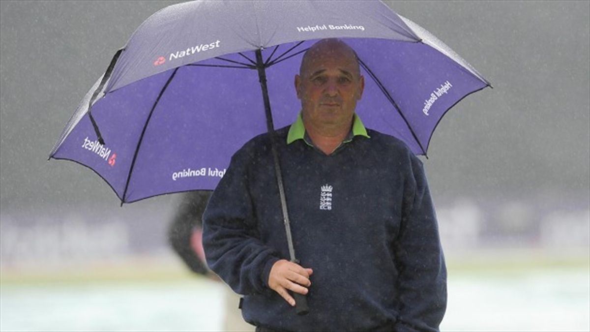 Umpire Mark Benson to retire following back surgery Eurosport