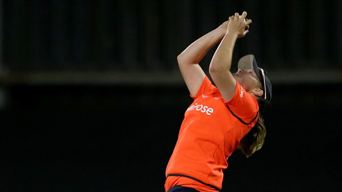 Anya Shrubsole And Sarah Taylor Lead England Women To Opening Win