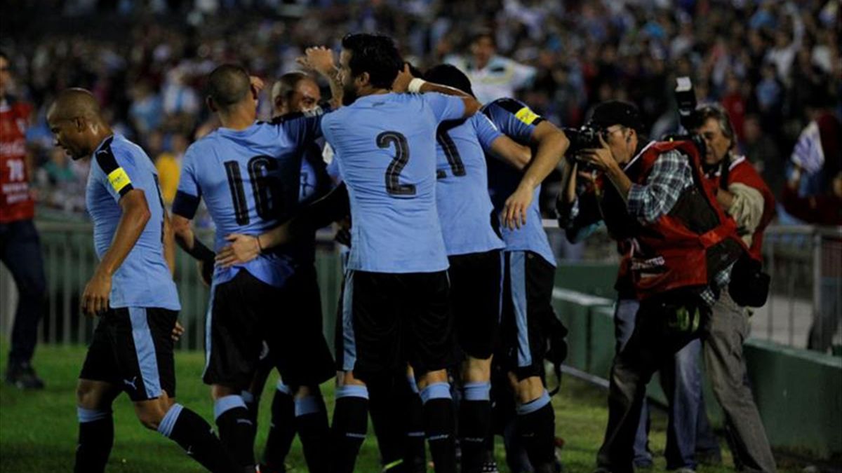 1-0. Con gol de Cavani, Uruguay vence a Perú y es líder de las eliminatorias  - Eurosport