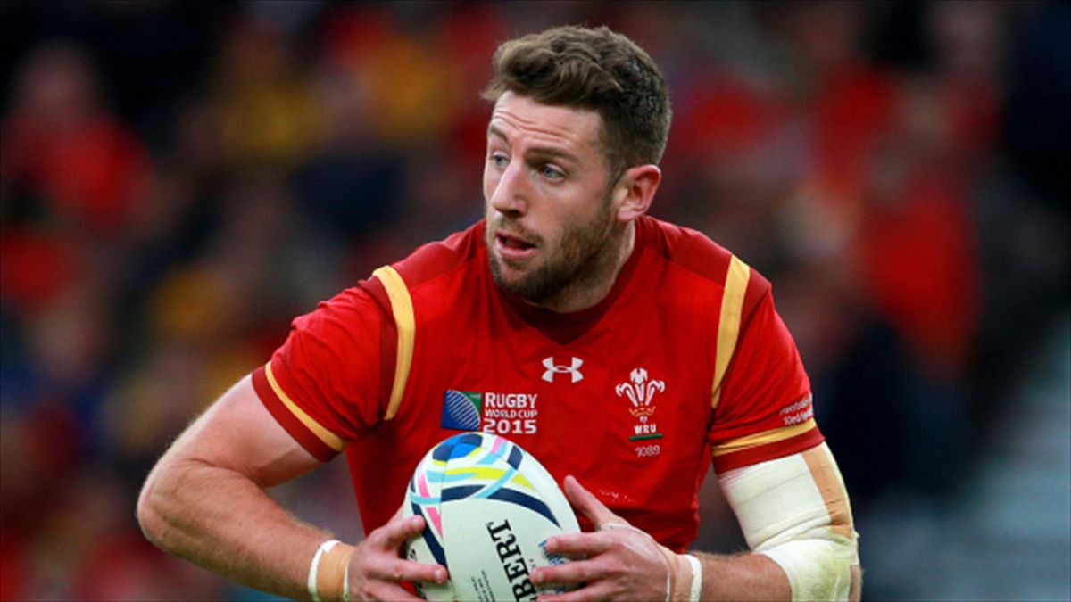 Wales wing Alex Cuthbert has signed a new contract with Cardiff Blues