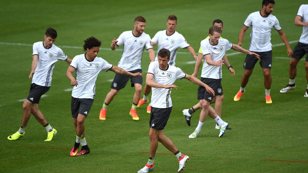 350 Kinder Feiern Dfb Team Und Vor Allem Bastian Schweinsteiger Beim Training Eurosport