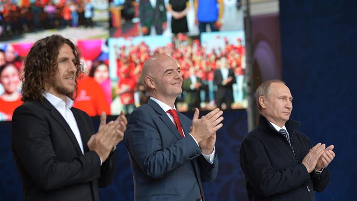 Putin lanza un de del Mundial 2018 junto a Puyol y Dasáev -