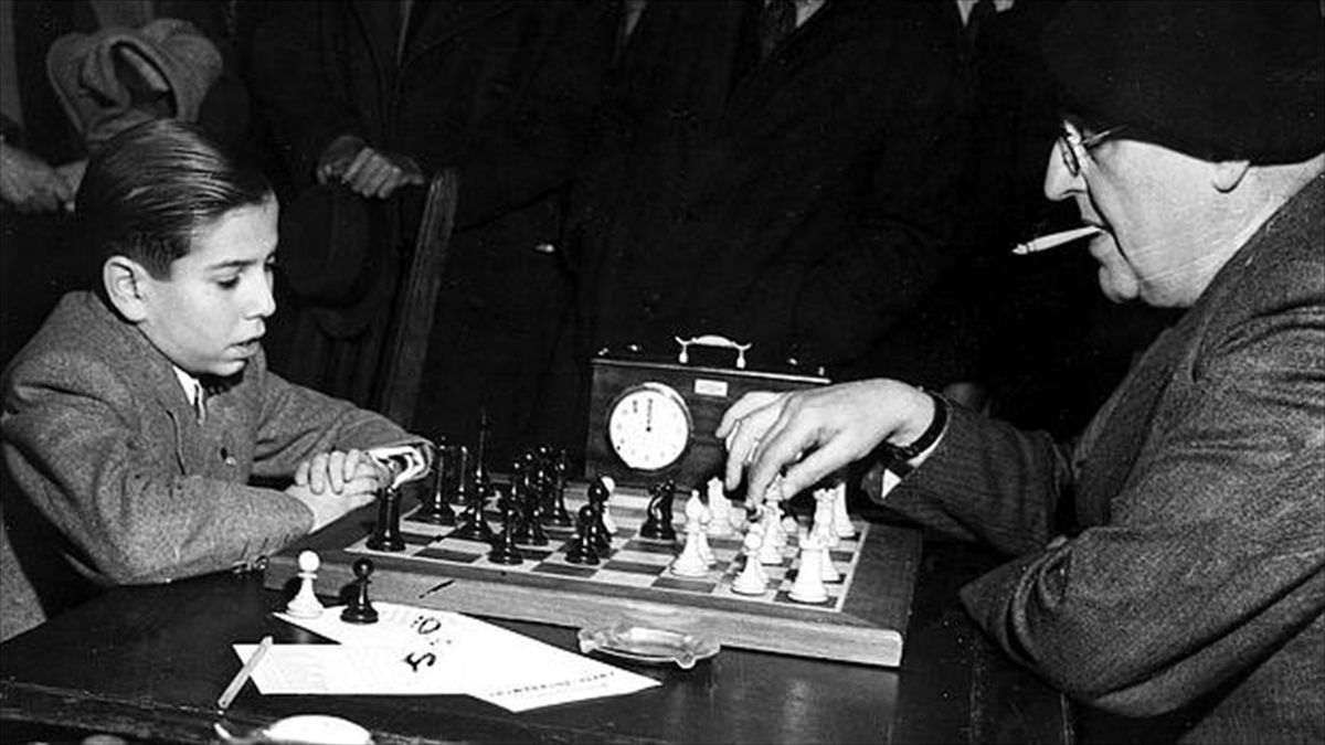 Bobby Fischer com 14 anos encara Max Euwe