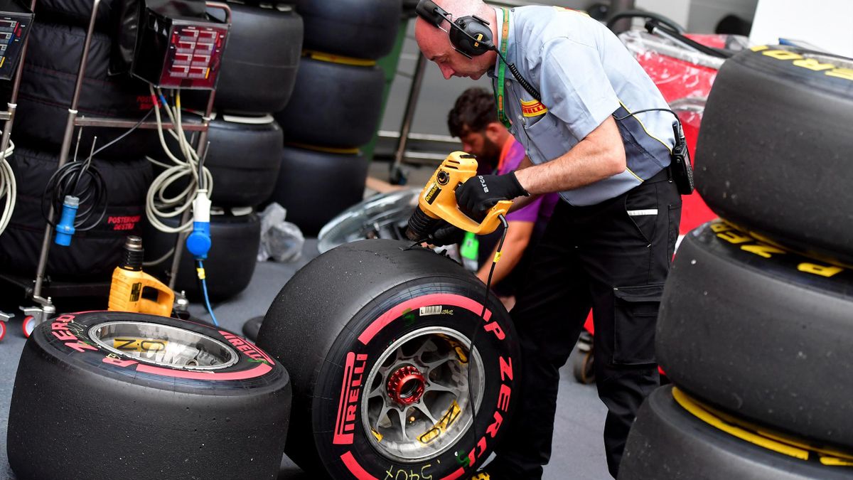 Vor Dem Qualifying Sicherheitsarbeiten An Formel 1 Strecke In Baku Eurosport