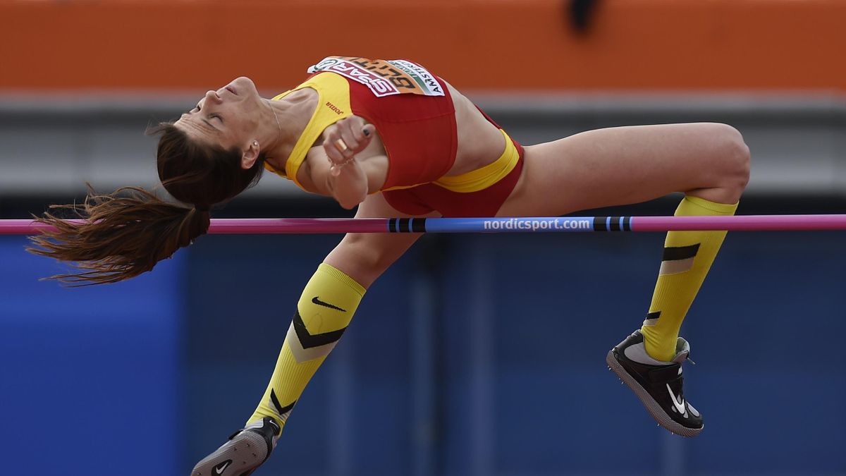 Ruth Beitia salta durante la final del Europeo de Amsterdam