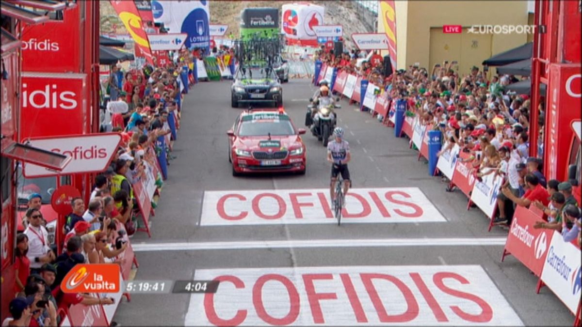 Vuelta 2016 - Classy Chris Froome applauds Nairo Quintana at finish