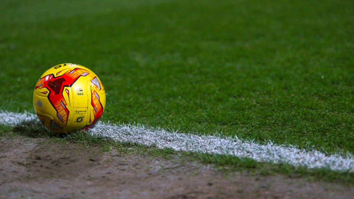 Leyton Orient Captain Liam Kelly Charged By Fa Over Alleged Ball Boy Incident Eurosport
