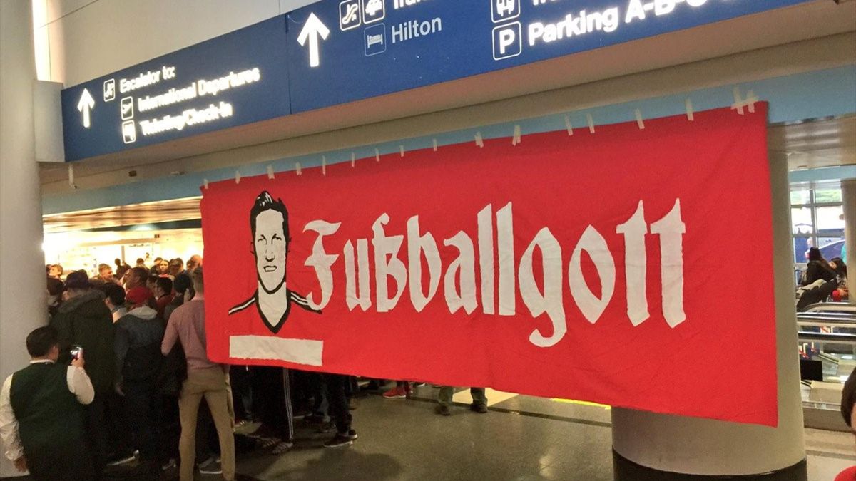 Schweinsteiger-Mania: Die Fans feiern ihren neuen "Fußballgott"