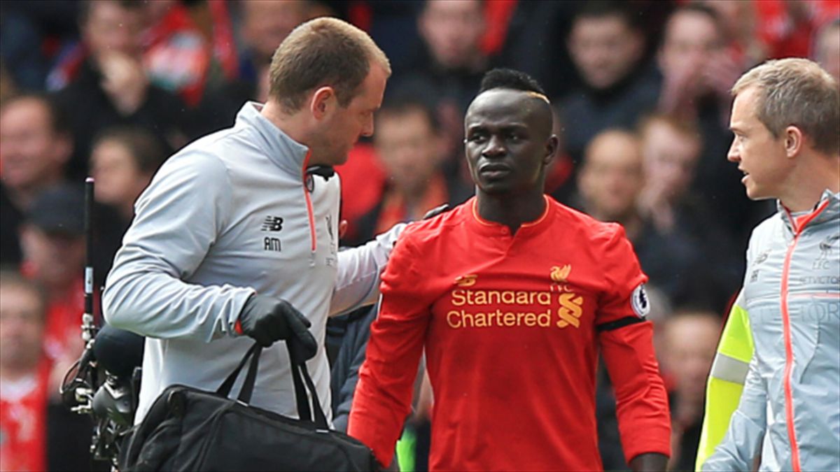 Liverpool's Sadio Mane leaves the pitch after picking up an injury against Everton
